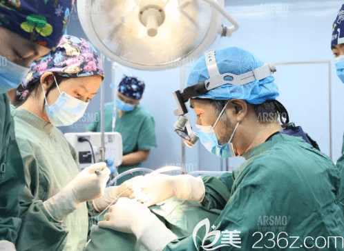 北京華韓黃旭培醫(yī)生手術(shù)工作照